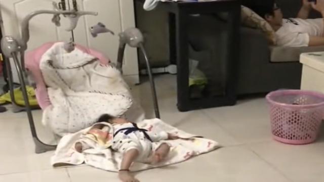 老公只顾玩手机，宝宝跌落地面毫不动容，这婚我离定了