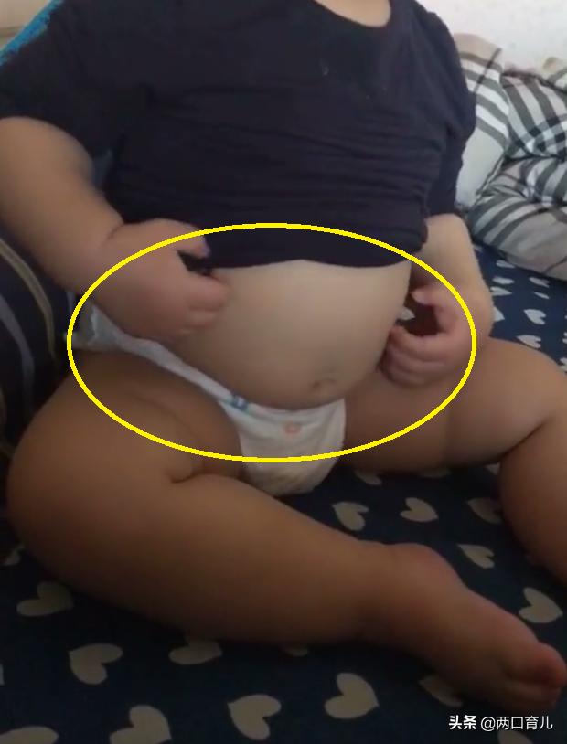 宝宝低头发现自己的小肚腩，脸上的表情让妈妈爆笑，网友：太逗了