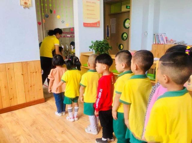 幼儿园老师为了提高孩子手脑协调能力，竟想出这种游戏，真厉害