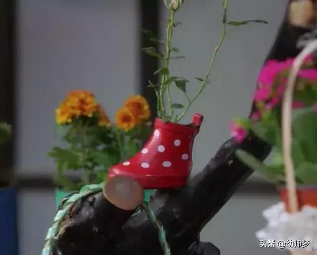 用孩子从小到大穿的鞋种出一架子花