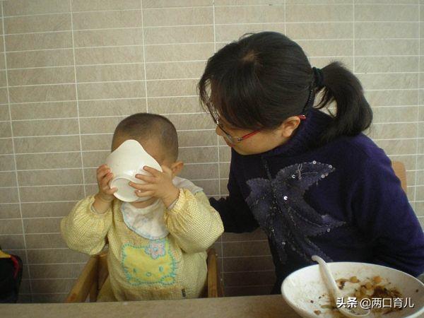 孩子3岁了吃饭还要追着喂，都是家长惯的！做到3点让他主动吃饭