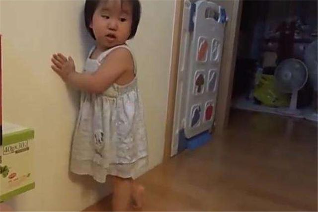 孩子拒绝午睡，被幼师“罚站”暴晒！家长得知原委怒找学校讨说法
