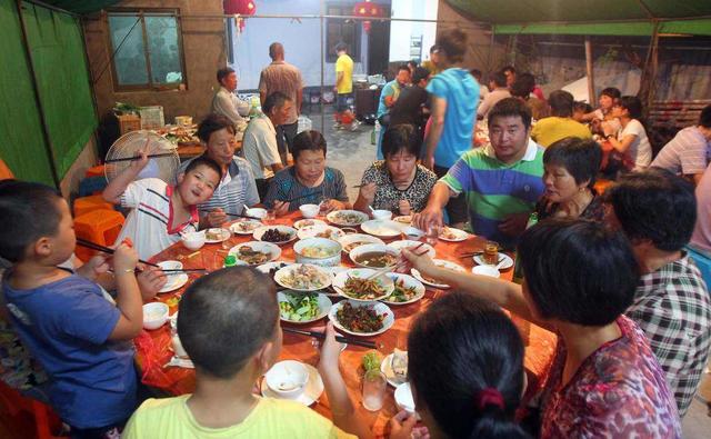 孩子有没有出息和教养，带出去吃顿饭便能见分晓，父母该重视了