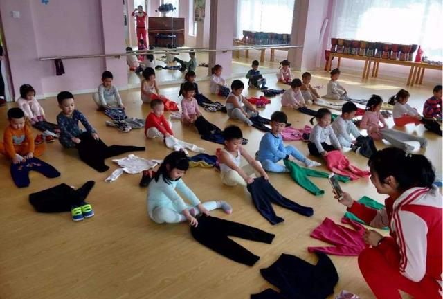 幼儿园老师为了提高孩子手脑协调能力，竟想出这种游戏，真厉害