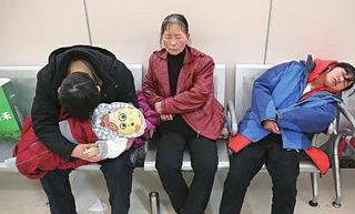 你见过凌晨两点的儿童医院吗？摧毁一对父母，孩子生场病就够了