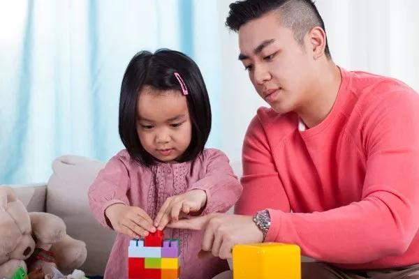 爸爸好还是妈妈好？一个逗小孩子的世纪问题，却“教坏”了孩子