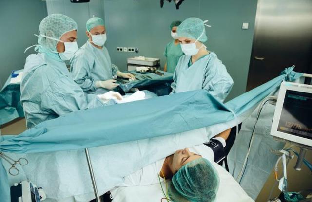 剖腹产坐月子时，其中有3件事很关键，对自己和宝宝都好