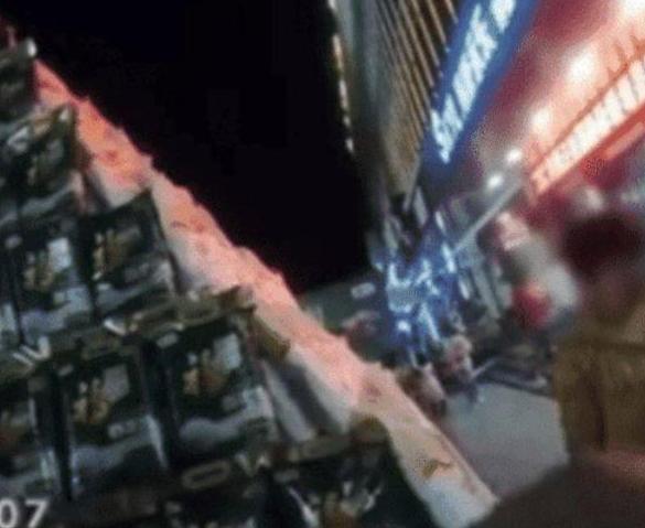 熊孩子平时管教不严，在超市划破30袋大米，父母无奈下全部买走