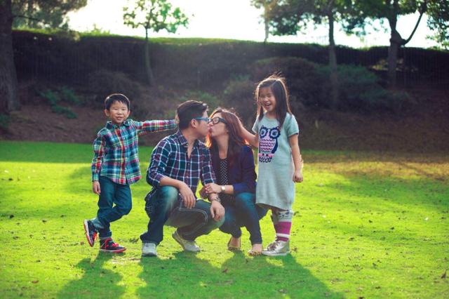 3岁龙凤胎儿子奶奶带，女儿姥姥带，1个月后再见的差别，逗乐宝妈