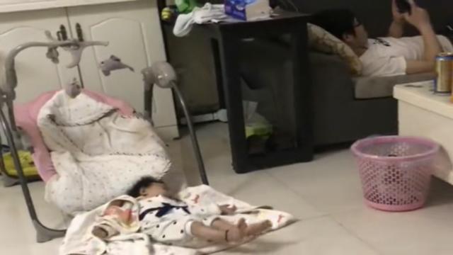 老公只顾玩手机，宝宝跌落地面毫不动容，这婚我离定了