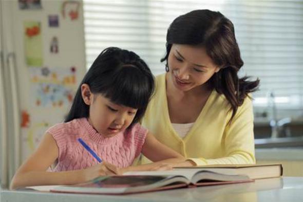 “妈妈，我想玩手机”，两位妈妈不同的回答，影响两个孩子的一生