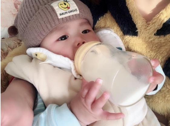 宝宝从母乳过渡到奶瓶很困难？宝妈可以试试这几招，效果很明显