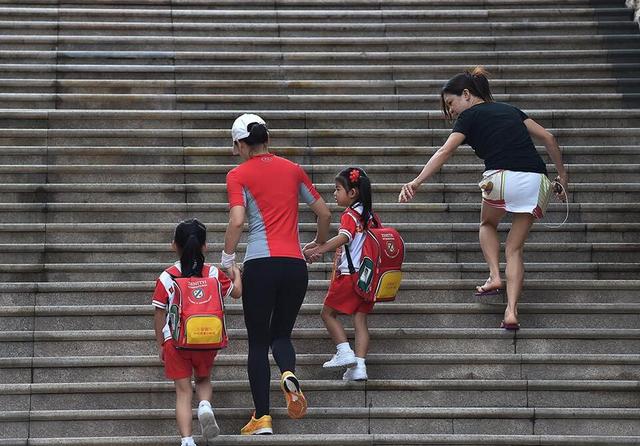 那些年“赴港生子”的家庭怎样了？为照顾“双非港宝”，疲于奔命