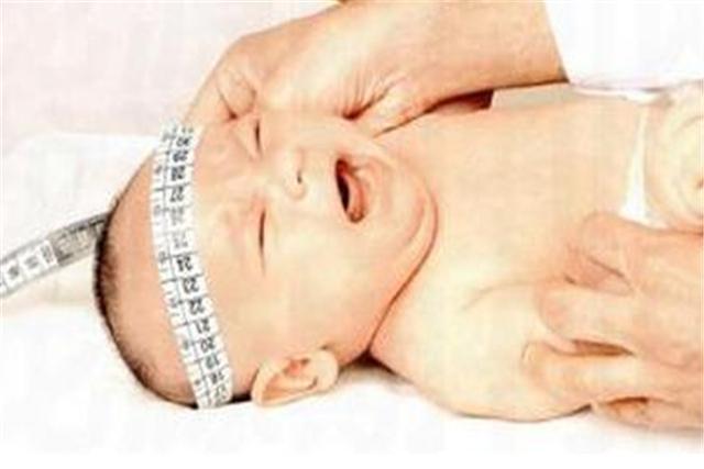 孩子险成“弱智”，5个月宝宝头围接近1岁孩童，别把疼爱变伤害