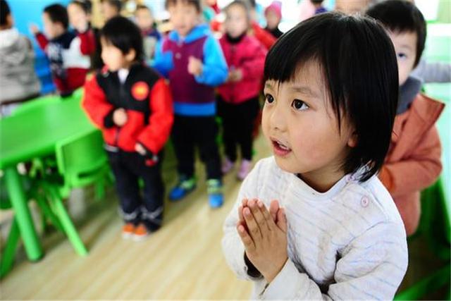 孩子拒绝午睡，被幼师“罚站”暴晒！家长得知原委怒找学校讨说法
