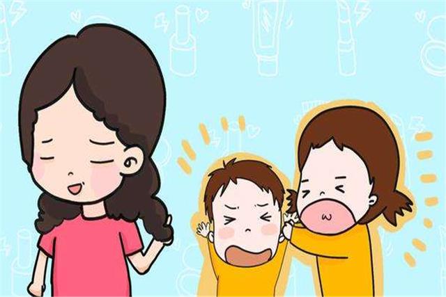 两个孩子能作伴？二胎妈妈厨房听到哭声，出来却看到了这幕