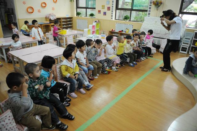 为省事父母让儿子上全托，每月接回家一次，可孩子的变化让人心疼