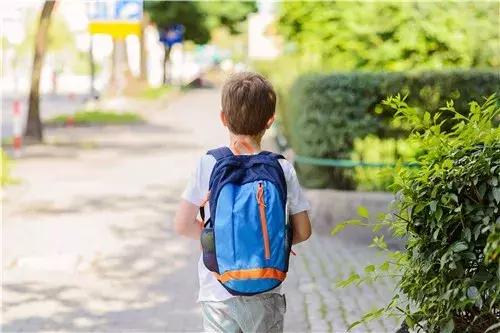4岁男孩被3家幼儿园劝退：惯孩子的危害，上幼儿园就会爆发