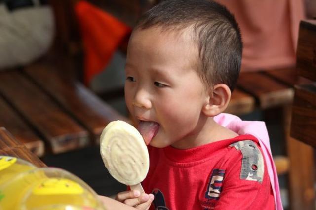 5岁前，不能让娃乱吃，儿科医生：4种食物耽误娃脾胃发育，管住嘴