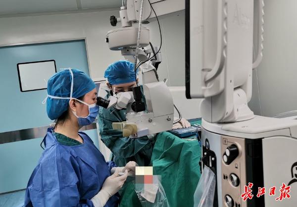 9岁男孩眼珠发白，一查竟然是白内障