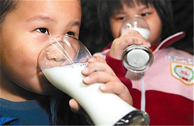 孩子每天坚持喝牛奶，1年后，身体会发生什么变化？