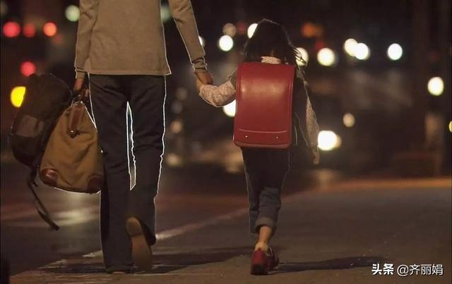 幼儿的爸爸第一次送孩子上学，却没想到指路的孩子左右不分
