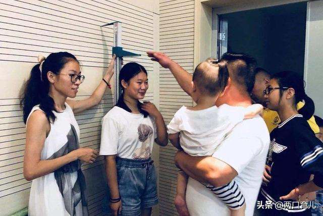 想让孩子长个大高个，除了不错过长高黄金期，还有两个因素很重要