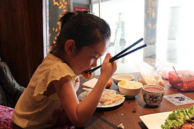 食物掉了5秒内捡起来再吃掉可以吗？儿科医生这样向家长解释