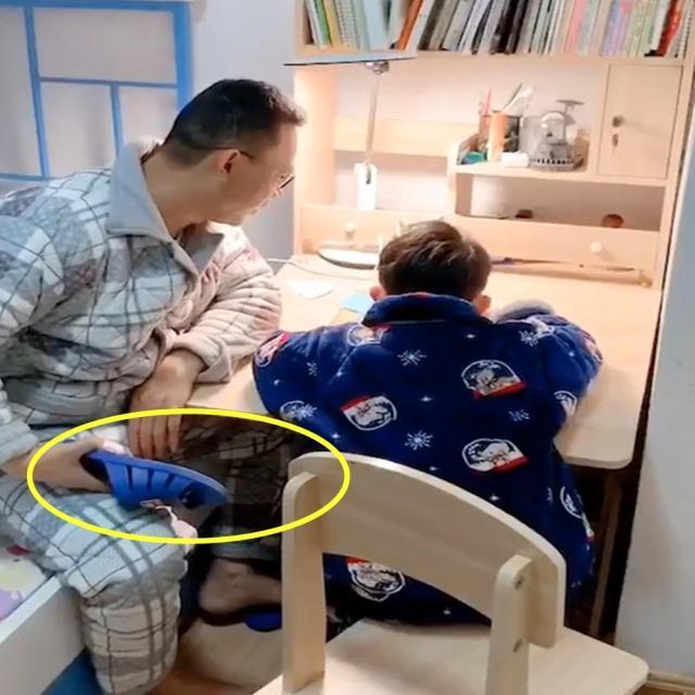 爸爸陪儿子写作业,这个物品却当成了辅导工具,网友:太真实了