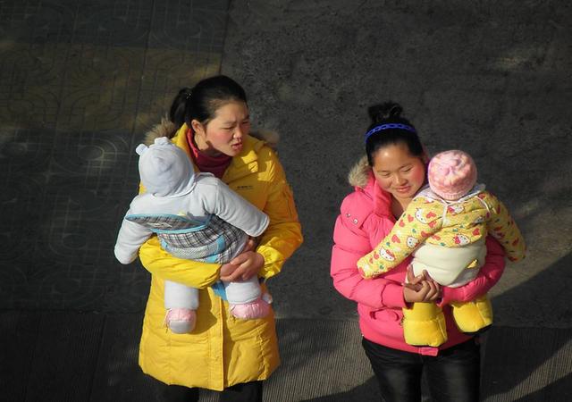 孩子想要抱抱，家长的反应影响安全感，别以为这是他太娇气
