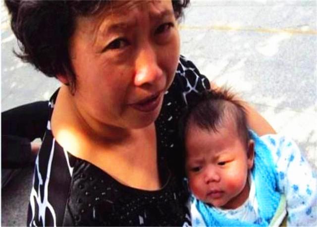 妈妈给宝宝剪指甲，婆婆：不能剪，伤元气！剪完后却乐了