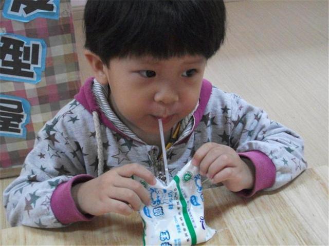 孩子每天坚持喝牛奶，1年后，身体会发生什么变化？