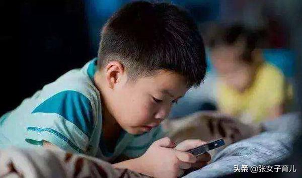 宝宝近视的3大原因，沉迷手机只是其中之一，最后一个经常被忽略