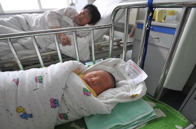 五十岁妈妈执意要生二胎，孩子出生后，儿子儿媳乱套了