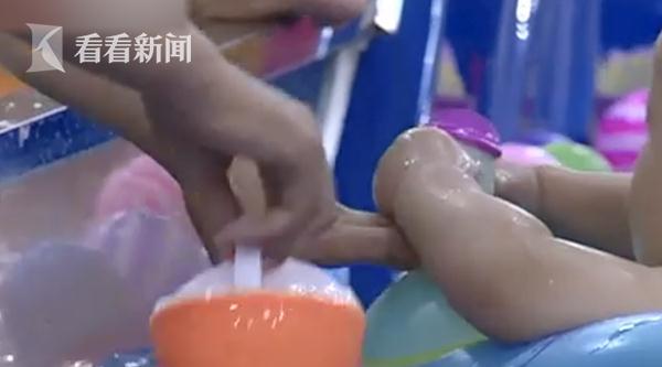 幼童游泳呛水 工作人员：你这是二胎你怕什么