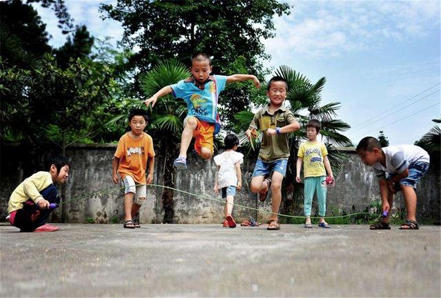 孩子一定要跟同龄人玩？“混龄教育”下孩子更具“社交”能力
