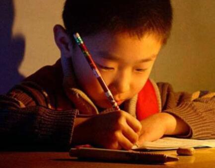 父母传递的这3种信息，实际都是毒鸡汤，会让孩子变得平庸和劳累