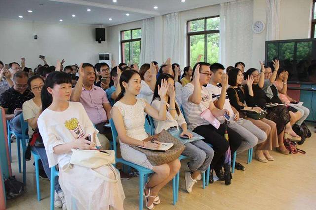 “子不嫌母丑”你遭孩子嫌过吗？去学校送东西，孩子却喊姨不叫妈
