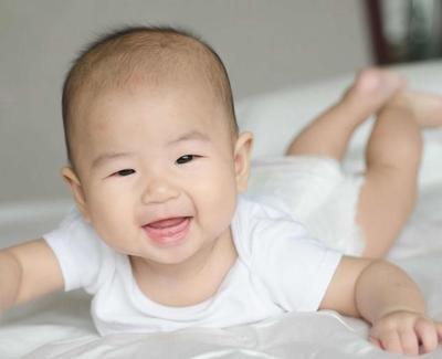 夏季娃积食不发育？儿科医生：4招轻松解决，宝妈早知道娃少受罪