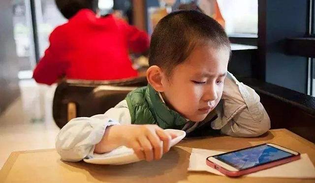 “子不嫌母丑”你遭孩子嫌过吗？去学校送东西，孩子却喊姨不叫妈