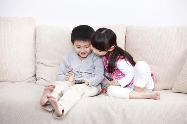 不想让手机毁了孩子，家长必须做到这4点