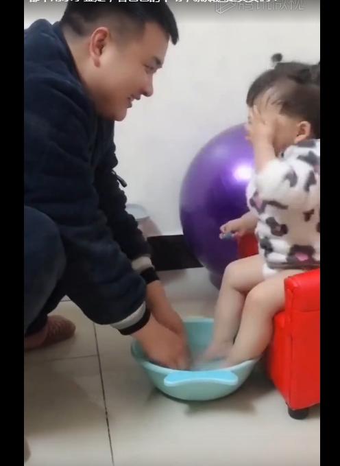 爸爸给女儿洗脚时，父女俩的这个举动，把一旁的妈妈给逗乐了