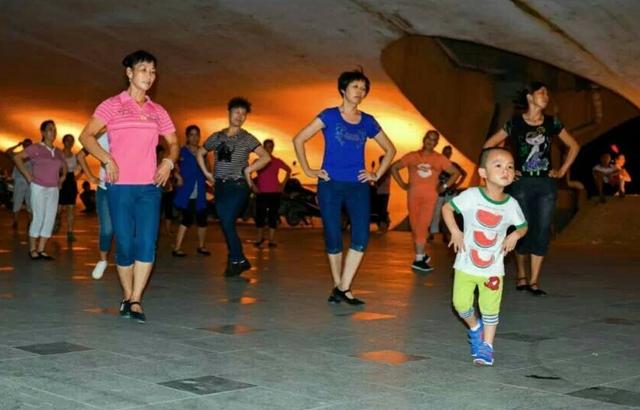 3岁儿子让奶奶带，被带成“广场舞领舞”，网友：隔代教育真可怕