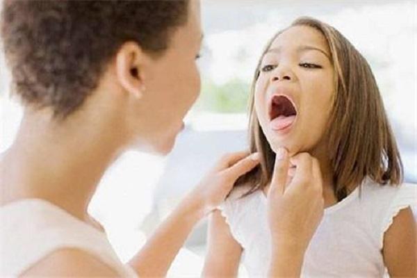 孩子被鱼刺卡住，很多父母的做法，不仅帮不了忙还会害了宝宝