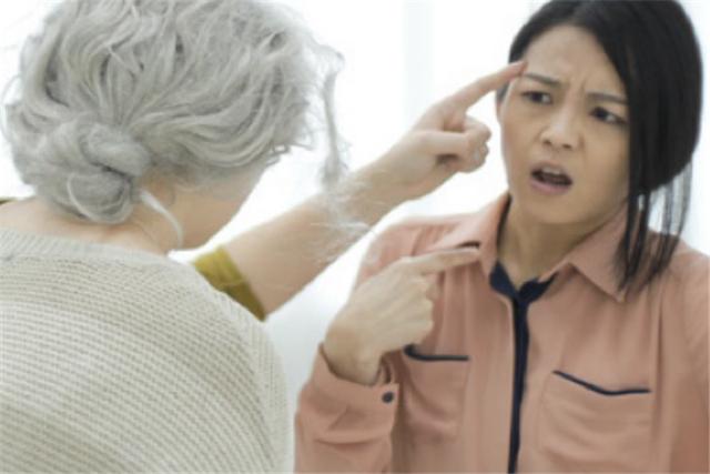 月子期儿媳不舒服，被婆婆怒斥“谁没生过”，悲愤欲带娃庆生
