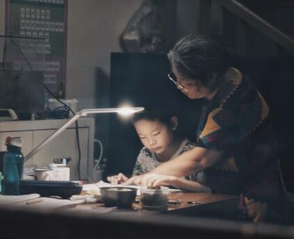 父母传递的这3种信息，实际都是毒鸡汤，会让孩子变得平庸和劳累