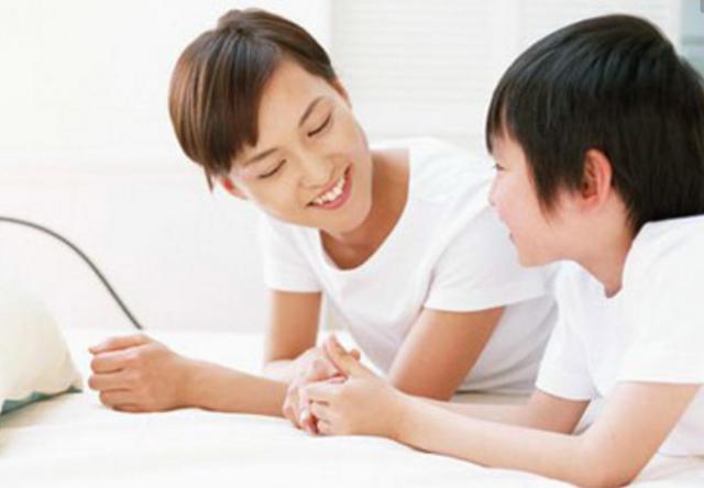 心理学专家：毁掉一个孩子，可能只需要给他一部手机，家长别不信