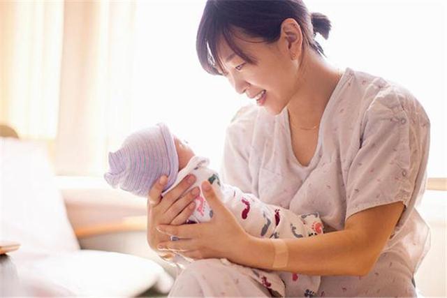 月子期儿媳不舒服，被婆婆怒斥“谁没生过”，悲愤欲带娃庆生