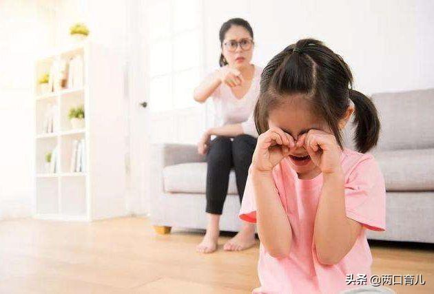 孩子为什么会自卑？家长可能还没意识到，“家庭暴力”对他的影响