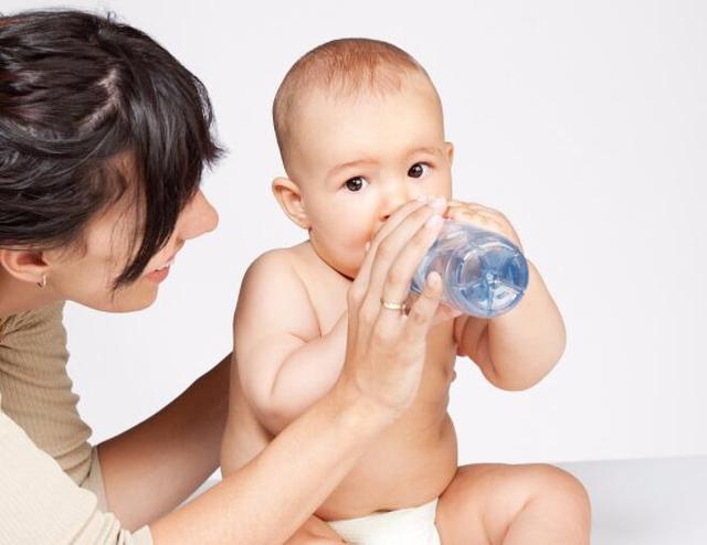 夏天宝宝可以喝凉水吗？很多家长在这一点上都做错了